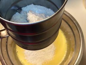 筛入面粉，用手动搅拌器搅拌均匀