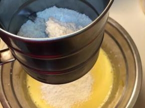 筛入面粉，用手动搅拌器搅拌均匀