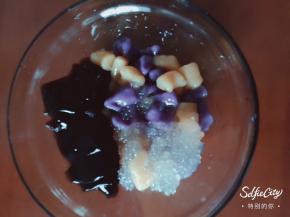 三种材料放一起，放入牛奶，炼乳，糖，按自己口味加入哦～