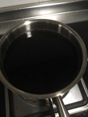 龟苓糊倒入烧开水的奶锅中，不停搅拌直至再次沸腾