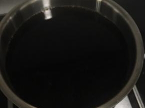 龟苓糊倒入烧开水的奶锅中，不停搅拌直至再次沸腾