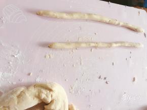 之后搓成长条，搓的细点，放入水里还会膨胀，切成长方形块