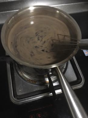 沸腾关火，装入容器，稍微冷却，放入冰箱