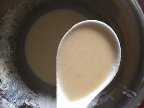 一勺，大家可以看自己做的千层大小情况决定，先少点缺再加，电磁炉500w，起小泡，碰下边缘已结住，就可以拿出来，锅翻过来直接让千层掉下来就可以