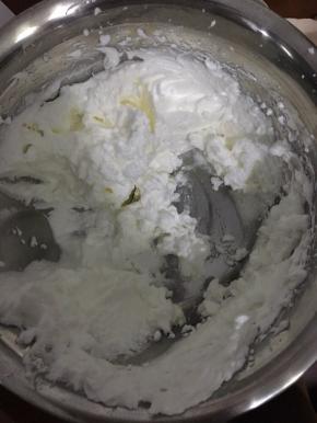 放一半蛋白进入蛋黄，用搅拌刀切菜的手法不断切均匀，再把蛋黄糊倒入蛋白盆继续切菜方式切均匀