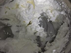 放一半蛋白进入蛋黄，用搅拌刀切菜的手法不断切均匀，再把蛋黄糊倒入蛋白盆继续切菜方式切均匀