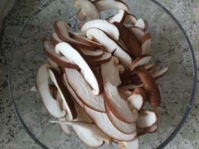 香菇洗净，去蒂，切成薄片