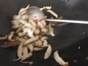 锅中倒入油，油热后，光锅，放入香菇，翻炒至变色