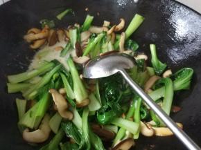 放入油菜，放入盐、老抽，然后将玉米淀粉用水稀释，倒入锅中勾芡儿，油菜变软后就可以入盘啦！