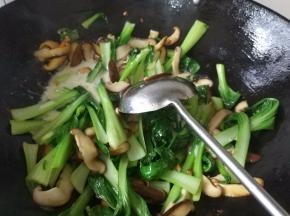 放入油菜，放入盐、老抽，然后将玉米淀粉用水稀释，倒入锅中勾芡儿，油菜变软后就可以入盘啦！