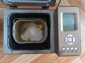 主配方中所有材料按照先液体再粉末的顺序放入面包机里，黄油放一侧角落，启动面包机和面28分钟