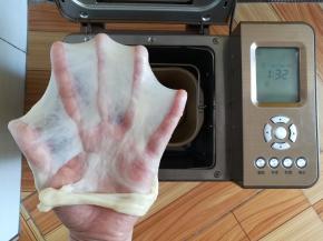 和面结束，拉一个手套膜