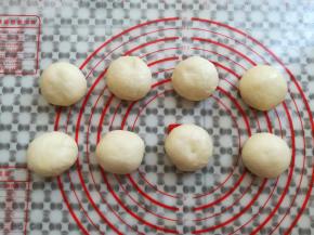 面团平均分成8分，排气滚圆，松弛15分钟