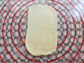 取一个面团擀成长的薄片