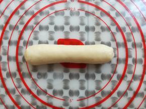 面皮从下往上卷起来，收口处捏紧朝下