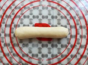 面皮从下往上卷起来，收口处捏紧朝下