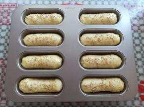 发酵到模具的8分满取出刷一层薄薄的蛋液，撒上适量的白芝麻，同时预热烤箱上火130度，下火170度