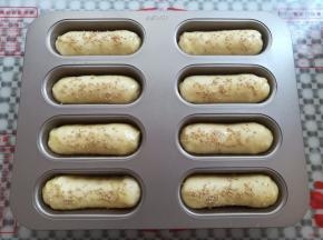 发酵到模具的8分满取出刷一层薄薄的蛋液，撒上适量的白芝麻，同时预热烤箱上火130度，下火170度