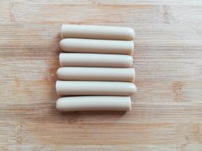 火腿肠去除肠衣切成2段