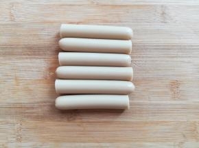 火腿肠去除肠衣切成2段