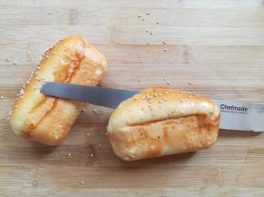 小餐包烤熟后取出脱模放凉用到从中间切开，不要切断