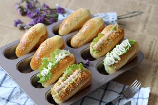 把火腿肠和生菜夹进小餐包里，挤上适量的千岛酱或者沙拉酱