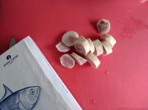 将鱼肠切成12小块