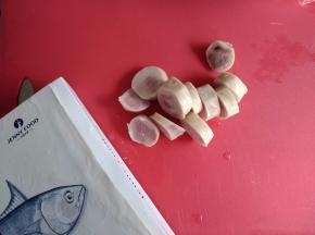 将鱼肠切成12小块