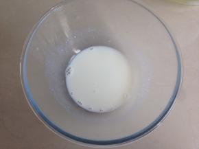 用热水将奶粉溶化开