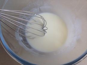 用手动打蛋器搅拌1、2分钟，乳化好