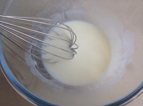 用手动打蛋器搅拌1、2分钟，乳化好