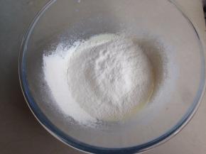 将面粉过筛进去，划Z字型拌好