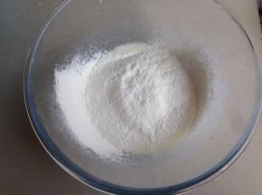 将面粉过筛进去，划Z字型拌好