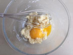 将蛋黄分三次加入，每拌好一次再加入下一个蛋黄