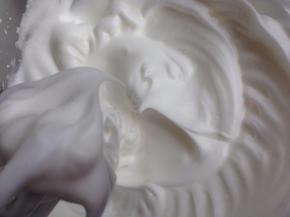 蛋清加入盐，分三次加入糖，用电动打蛋器打至偏干性发泡