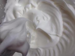 蛋清加入盐，分三次加入糖，用电动打蛋器打至偏干性发泡