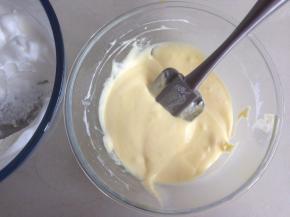 用刮刀从底部向上翻拌加切拌均匀，切忌划圈搅拌