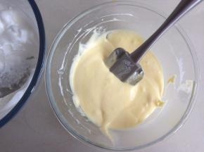 用刮刀从底部向上翻拌加切拌均匀，切忌划圈搅拌