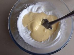 再倒回剩余的蛋白霜里，用同样的手法翻拌均匀，成细腻的蛋糕糊