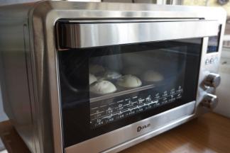 选择东菱K40C烤箱蛋糕档（上火120度，下火150度），最下面一层，烘烤25分钟