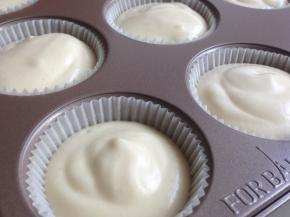 再勺入一部分蛋糕糊，装到八分满