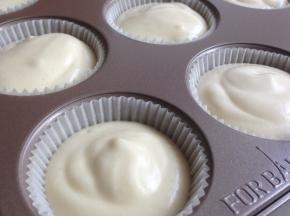 再勺入一部分蛋糕糊，装到八分满