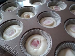 法焙客12连蛋糕烤盘放入纸杯模，装入1/3左右高度的蛋糕糊，再放入鱼肠