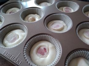 法焙客12连蛋糕烤盘放入纸杯模，装入1/3左右高度的蛋糕糊，再放入鱼肠