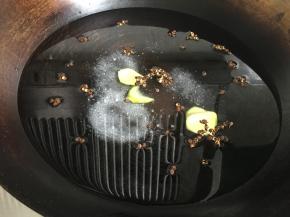 1.锅内放入适量水、食盐、10g生姜片、花椒煮开后冷却；