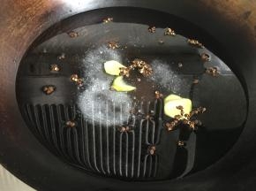 1.锅内放入适量水、食盐、10g生姜片、花椒煮开后冷却；