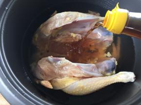 3.将鸡放进冷却好的花椒水中，倒入料酒，浸泡一小时以上入味；