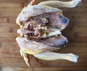 2.将鸡去头去尾、鸡爪指甲减掉洗净；