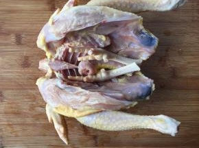 2.将鸡去头去尾、鸡爪指甲减掉洗净；