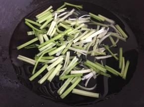 5.芹菜洗净切段，放入锅内，倒入适量盐，滴几滴油，炒熟；